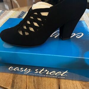 Easy Street Women's Elegant Black Heels